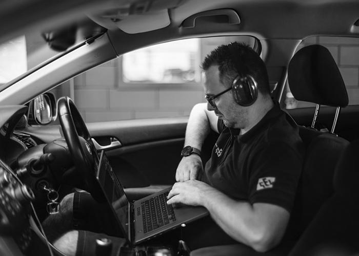 Van Drie Performance technicus tijdens chiptuning